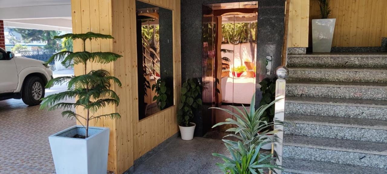 Hotel Maira Dehradún Kültér fotó