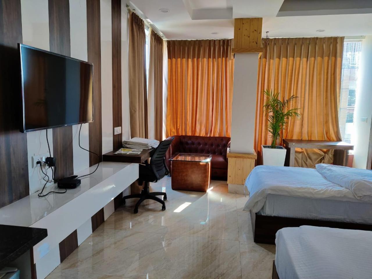 Hotel Maira Dehradún Kültér fotó