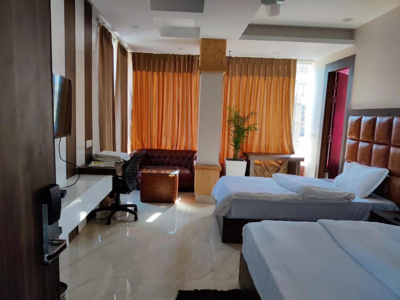 Hotel Maira Dehradún Kültér fotó