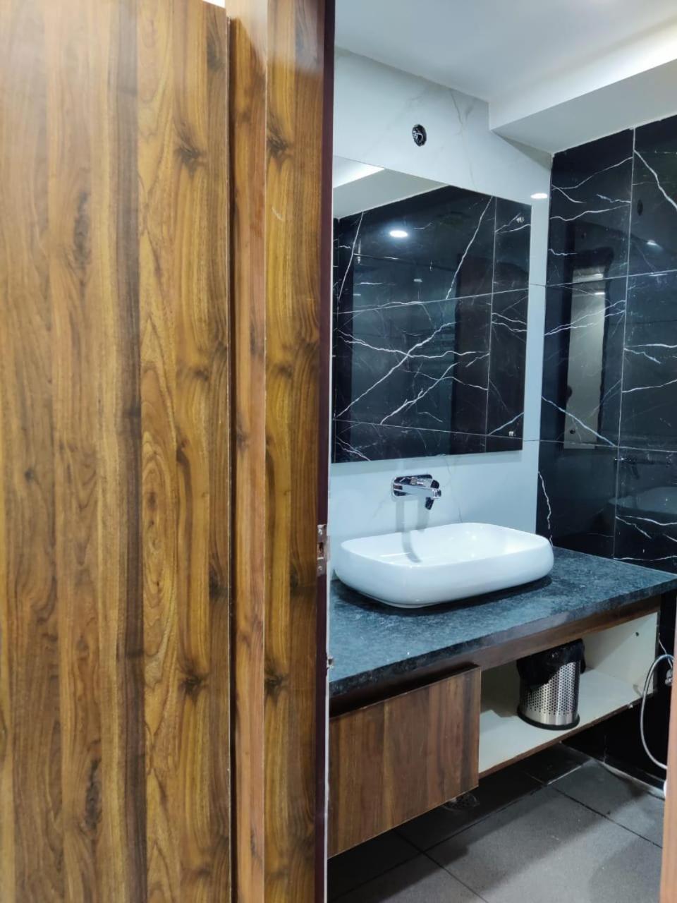 Hotel Maira Dehradún Kültér fotó