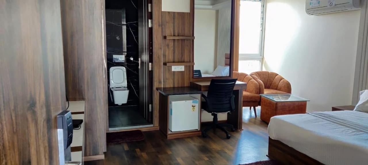 Hotel Maira Dehradún Kültér fotó